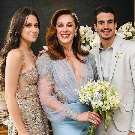 Claudia Raia entre os filhos, Sophia e Enzo, em seu casamento com Jarbas Homem de Mello - Reprodução/Instagram