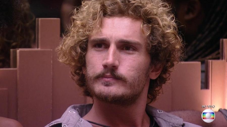 Alan ouve Tiago Leifert comentar o resultado do sétimo paredão - Reprodução/TvGlobo