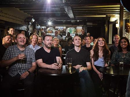 Ricky Gervais e elenco na série "After Life" - Divulgação