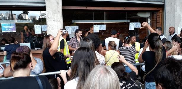 Teve quem saiu de mão abanando | Público se revolta com fim de ingressos de Sandy e Jr. na bilheteria em SP