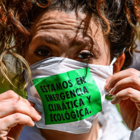 Ativista ambiental com máscara em ato em Buenos Aires em 2019 - Ronaldo Schemidt/AFP