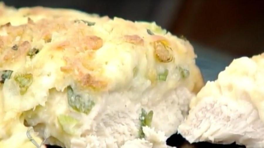 Frango com crosta de queijo; crocância conta com dois tipos de queijo e maionese - Reprodução/TV Globo