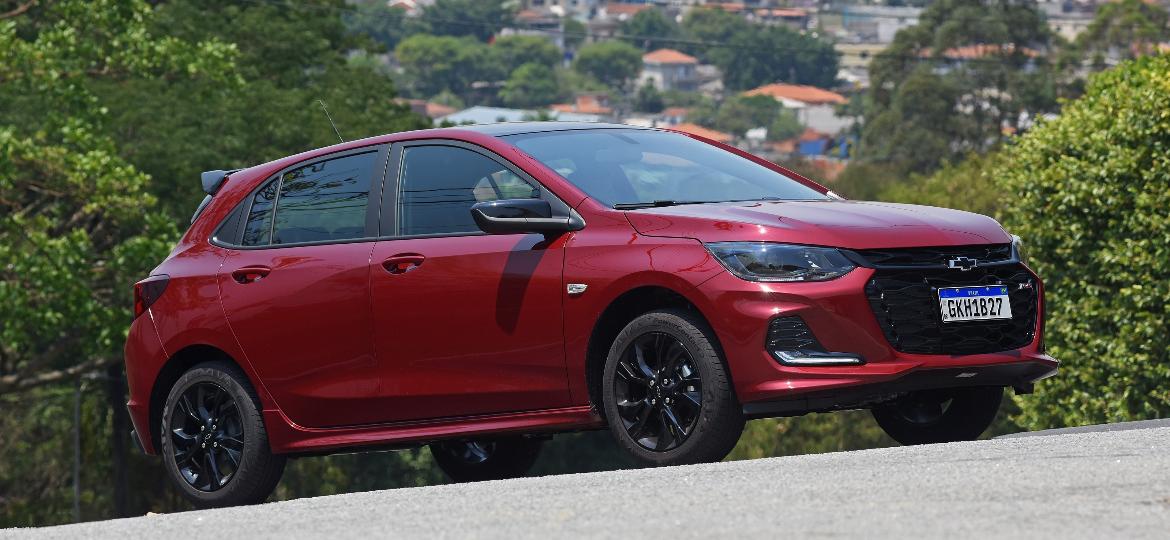 Antigo líder, Chevrolet Onix estava sem ser fabricado desde 5 de abril por falta de semicondutores e volta bem atrás da Fiat Strada, veículo mais vendido do Brasil - Murilo Góes/UOL