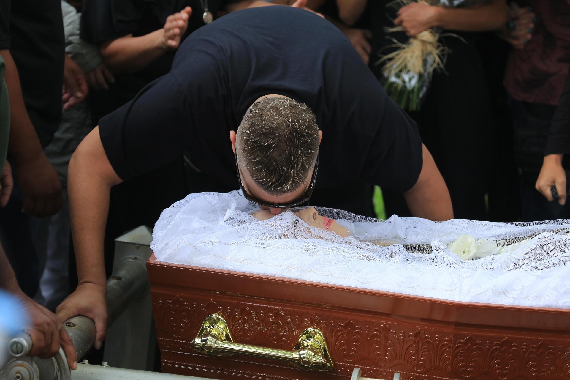 Fãs e familiares se emocionam no enterro de Vanusa - Amauri Nehn/Brazil News
