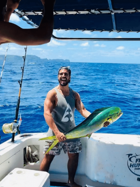 Caio Castro mostrou orgulhoso peixe que fisgou nas águas de Noronha, respondendo comentários sobre o feito - Reprodução/Instagram/@caiocastro