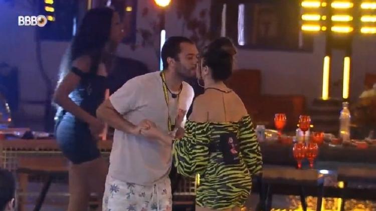 BBB 21: Juliette e Gilberto dão selinho em festa top 8 - Reprodução/Globoplay - Reprodução/Globoplay