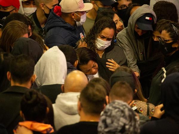 A mãe do cantor, Valquíria Nascimento, é confortada por familiares e fãs - Amauri Nehn/Brazil News