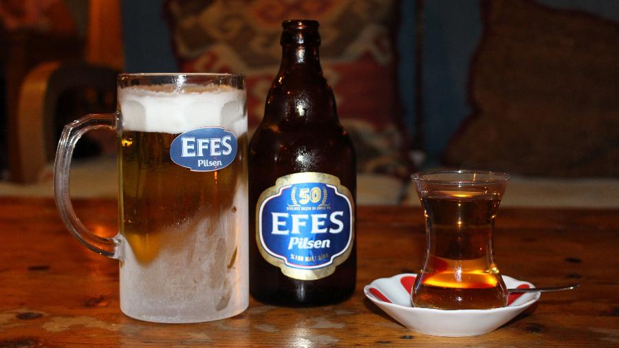 Efes, a cerveja local na Turquia: dependendo a cidade, bebidas alcoólicas só podem ser consumidas em determinados lugares - Jess May Russell/Unsplash