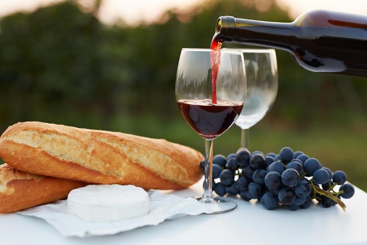 As baguetes francesas são geralmente consumidas com queijos e vinhos - Rostislav_Sedlacek/Getty Images/iStockphoto - Rostislav_Sedlacek/Getty Images/iStockphoto