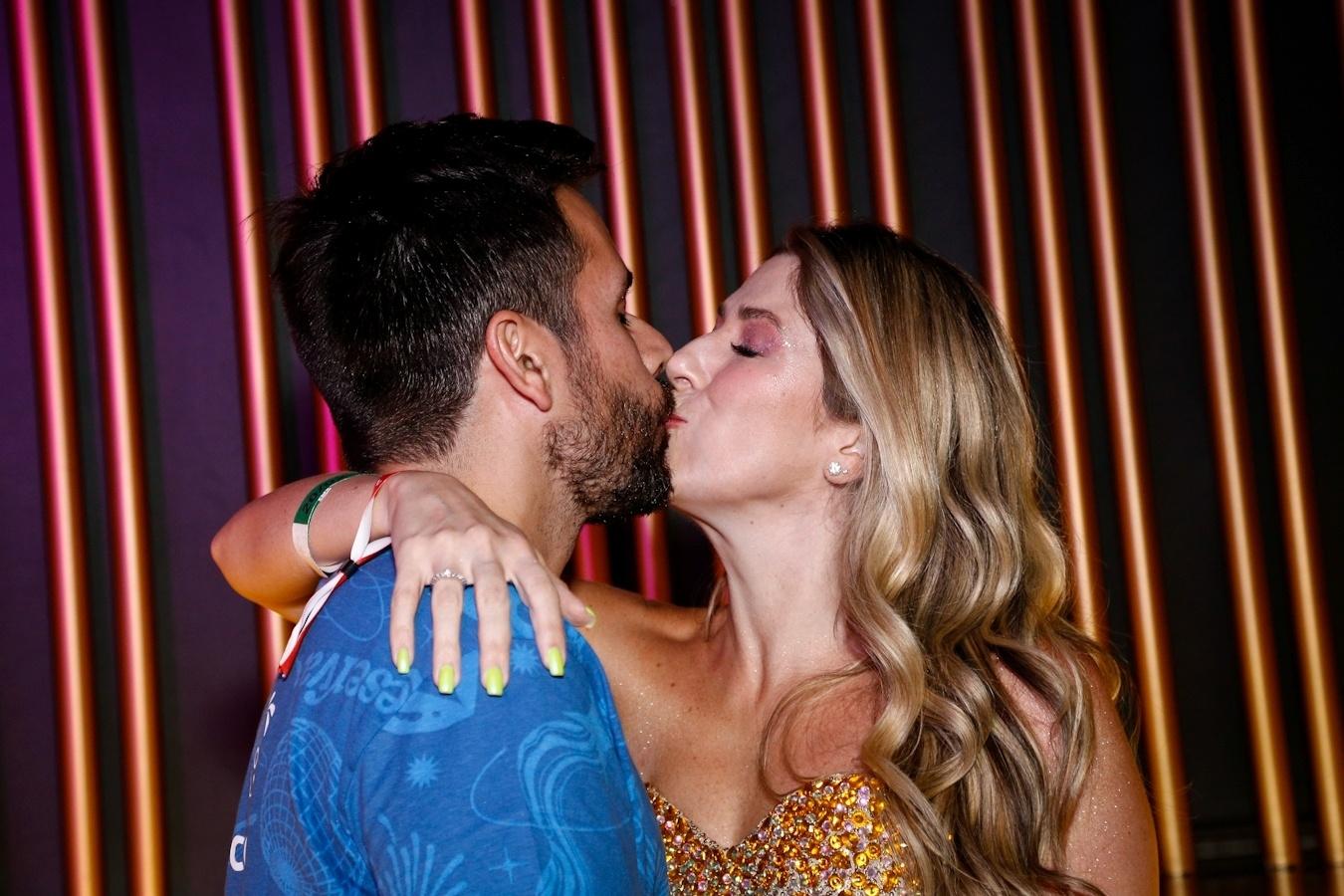 Dani Calabresa e o marido, Richard Neuman, se beijam na Sapucaí - André Horte/Brazil News
