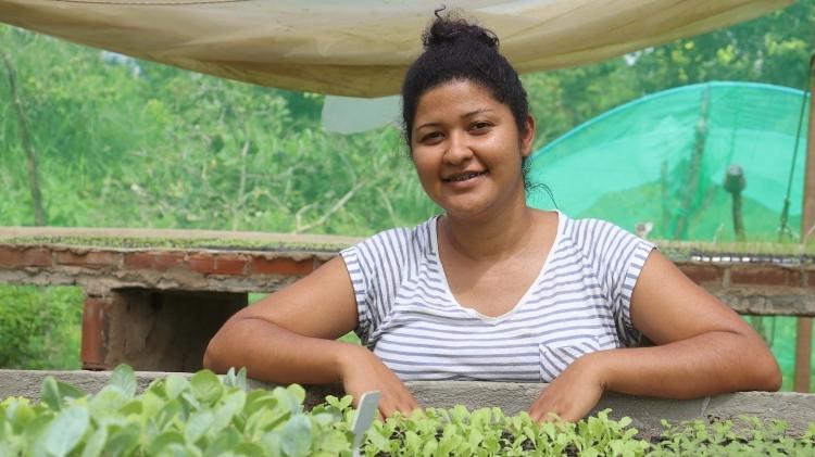 Rubenice Maria de Freitas trabalha com o cultivo de mudas em bandeja.  - Valdir Luiz - Valdir Luiz