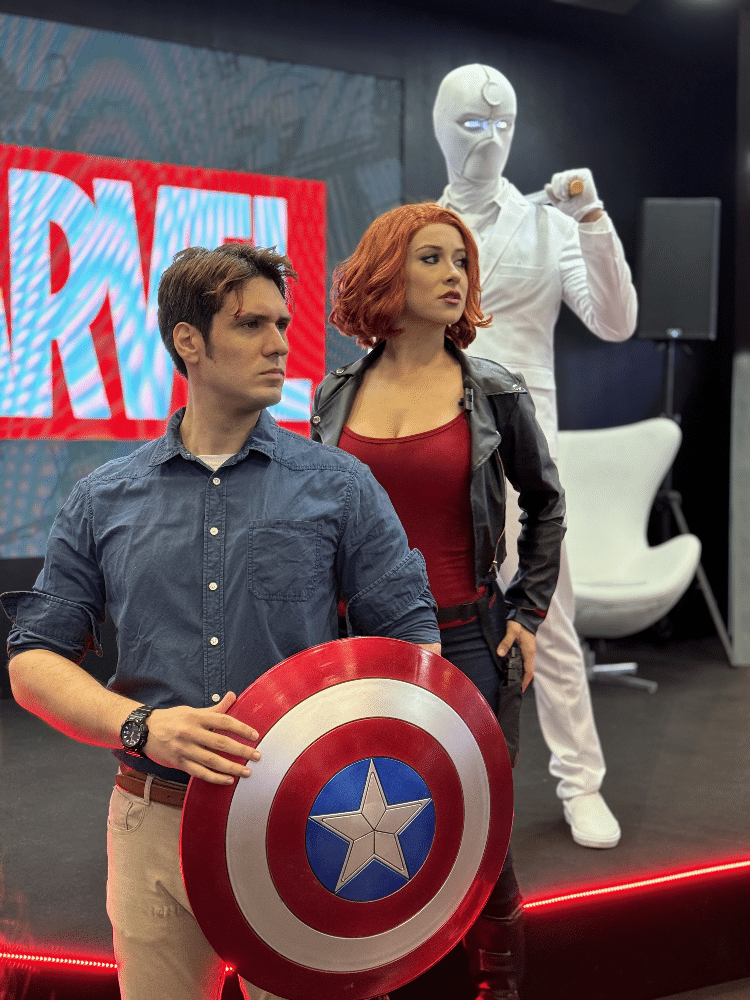 Cosplayers de personagens da Marvel em frente ao estande da Disney na CCXP
