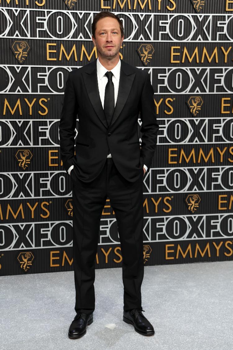 Ebon Moss-Bachrach, de 'O Urso', chega ao 75º Emmy Awards