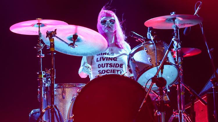 Tobi Vail, baterista do Bikini Kill e pioneira do movimento riot grrrl, durante show na terça (5), em São Paulo