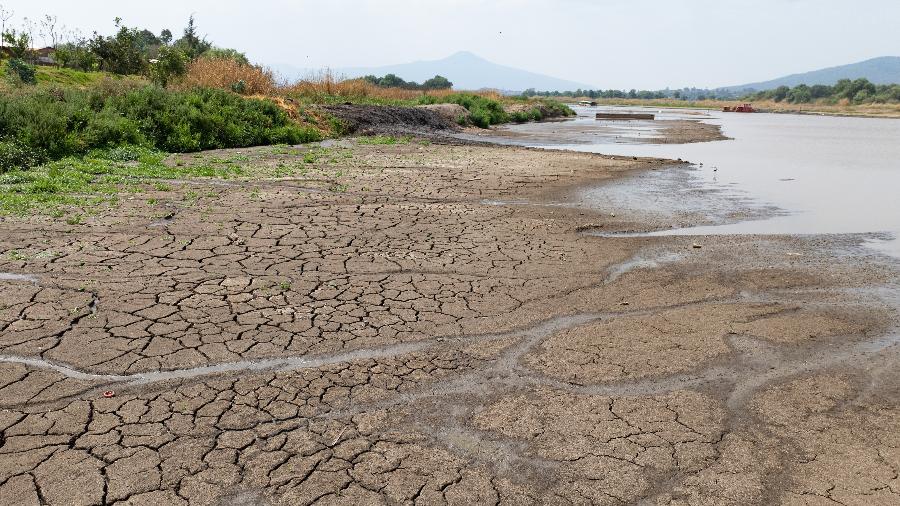 Leito parcialmente seco do lago de Pátzcuaro, no México. A seca atingiu várias regiões do país devido ao aumento da temperatura e à falta de chuvas