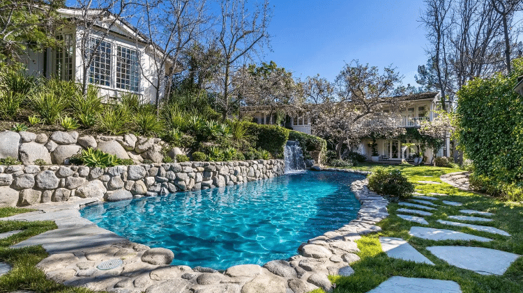 Piscina com cascata na casa de Jim Carrey