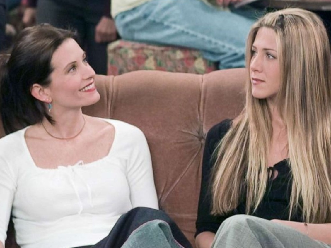 Jennifer Aniston se emociona em homenagem aos 60 anos de Courteney Cox