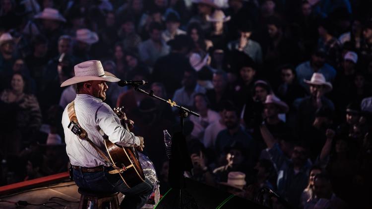 Público assiste atento à apresentação de Cody Johnson na Festa do Peão 2024, no sábado (24), em Barretos