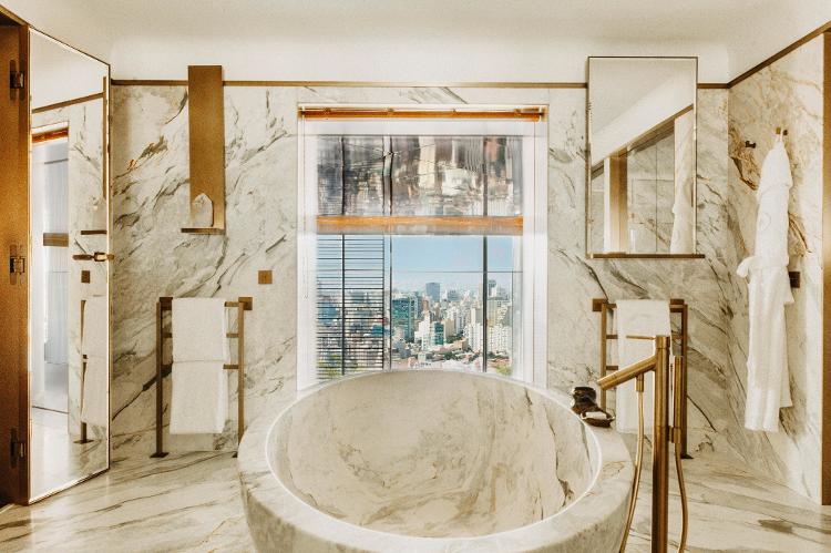 A banheira também tem vista privilegiada na cobertura do Rosewood São Paulo A banheira também tem vista privilegiada na cobertura do Rosewood São Paulo