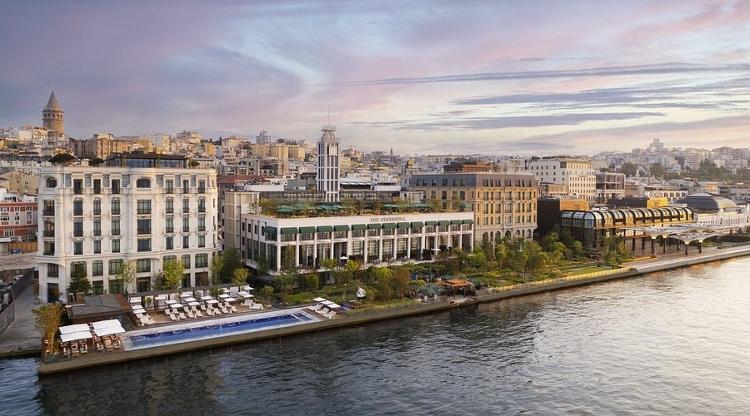 Os três primeiros edifício (da esq. para a dir.) são dos anos 1900 e restaurados, o quarto, com design mais moderno, é novo