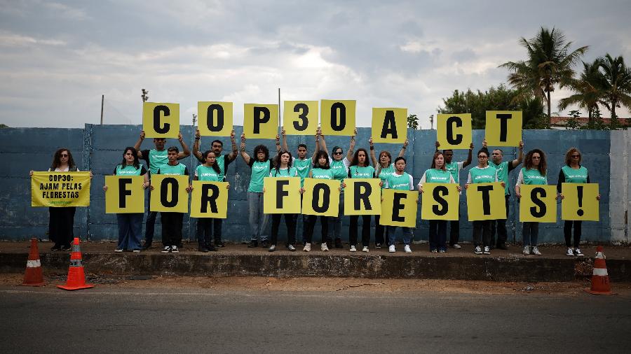 Protesto do Greenpeace durante reunião da Pré-COP30 em Brasília