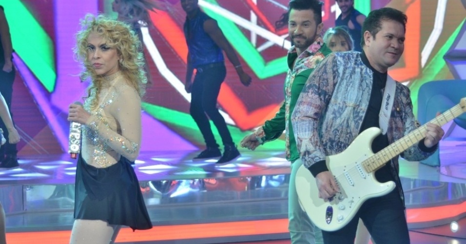 26.ago.2015- Com cara de poucos amigos, Joelma se apresenta ao lado do ex-marido Chimbinha no "Programa da Sabrina"