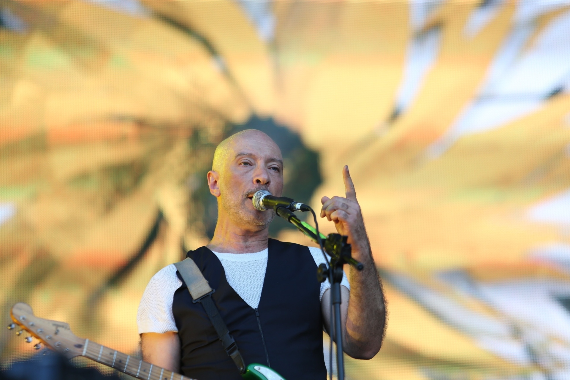 18.set.2015 - A banda Ira se apresenta ao lado de Rappin Hood e Tony Tornado no palco Sunset do Rock in Rio 2015. - Fábio Motta/Estadão Conteúdo