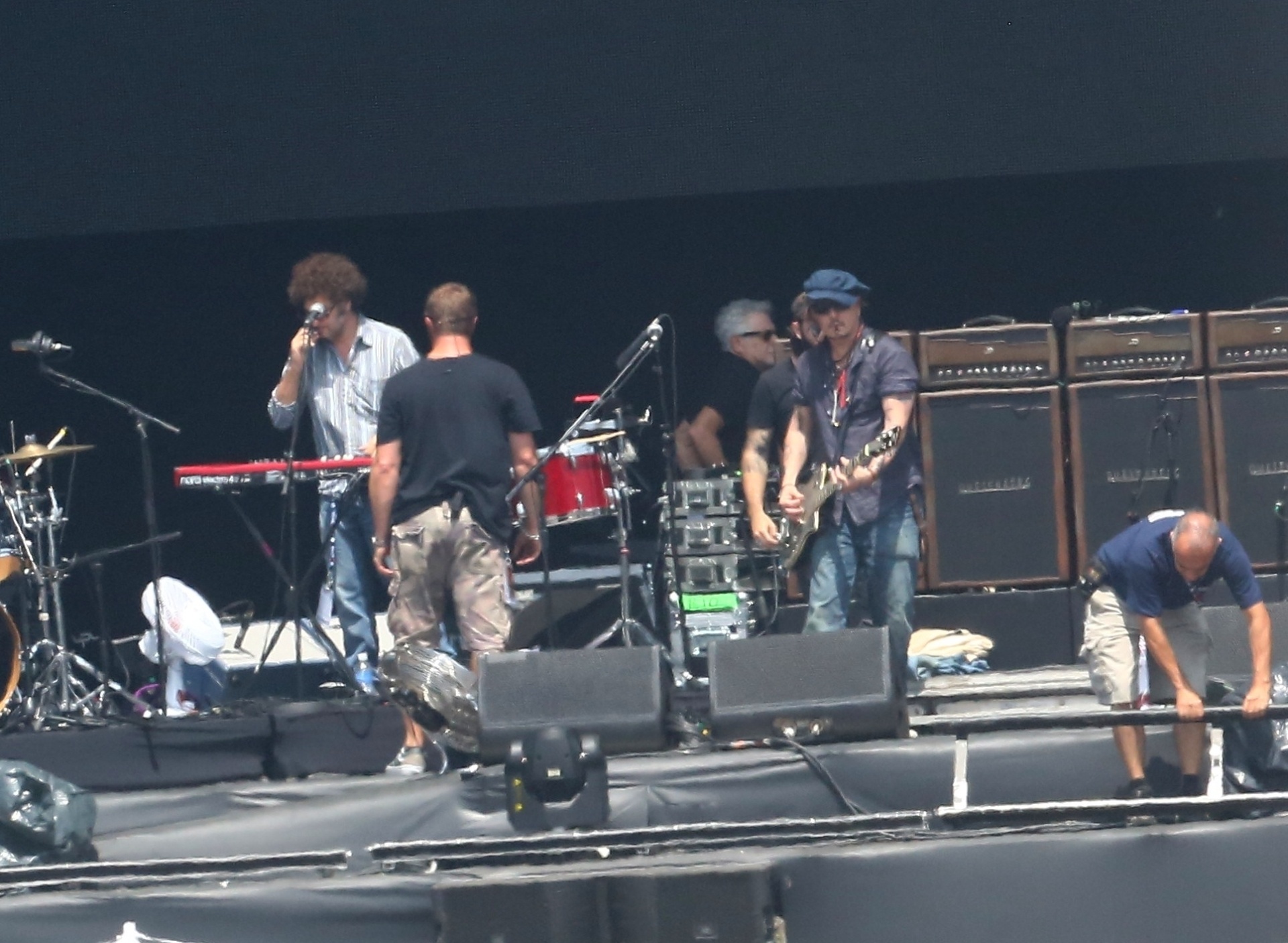 23.set.2015 - O astro Johnny Depp passa o som na Cidade do Rock, no Rio, com o Holywood Vampires. Supergrupo, que também conta com Alice Cooper, Joe Perry, Duff McKagan e Matt Sorum, se apresenta nesta quinta (24) no Rock in Rio - Gabriel Rangel/AgNews