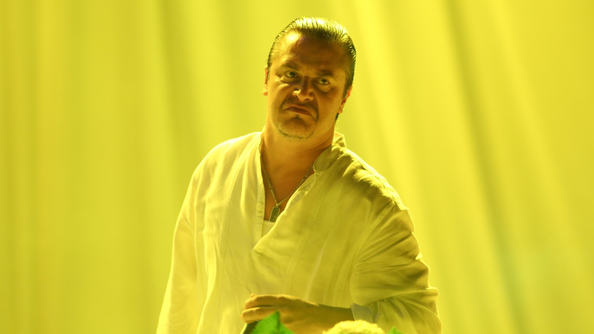 25.set.2015 - De branco e com o palco adornado com flores, o Faith No More se apresenta no palco Mundo, durante o quinto dia de shows do Rock in Rio 2015. - Marco Antônio Teixeira/UOL