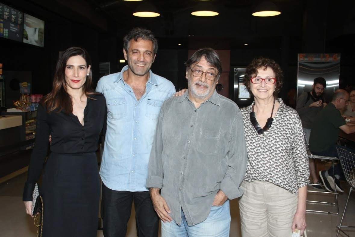 2.nov.2015 - Na noite desta segunda-feira, o elenco Através da Sombra se reuniu no shopping Frei Caneca, em São Paulo, para acompanhar a pré-estreia do filme - Amauri Nehn/Photo Rio News