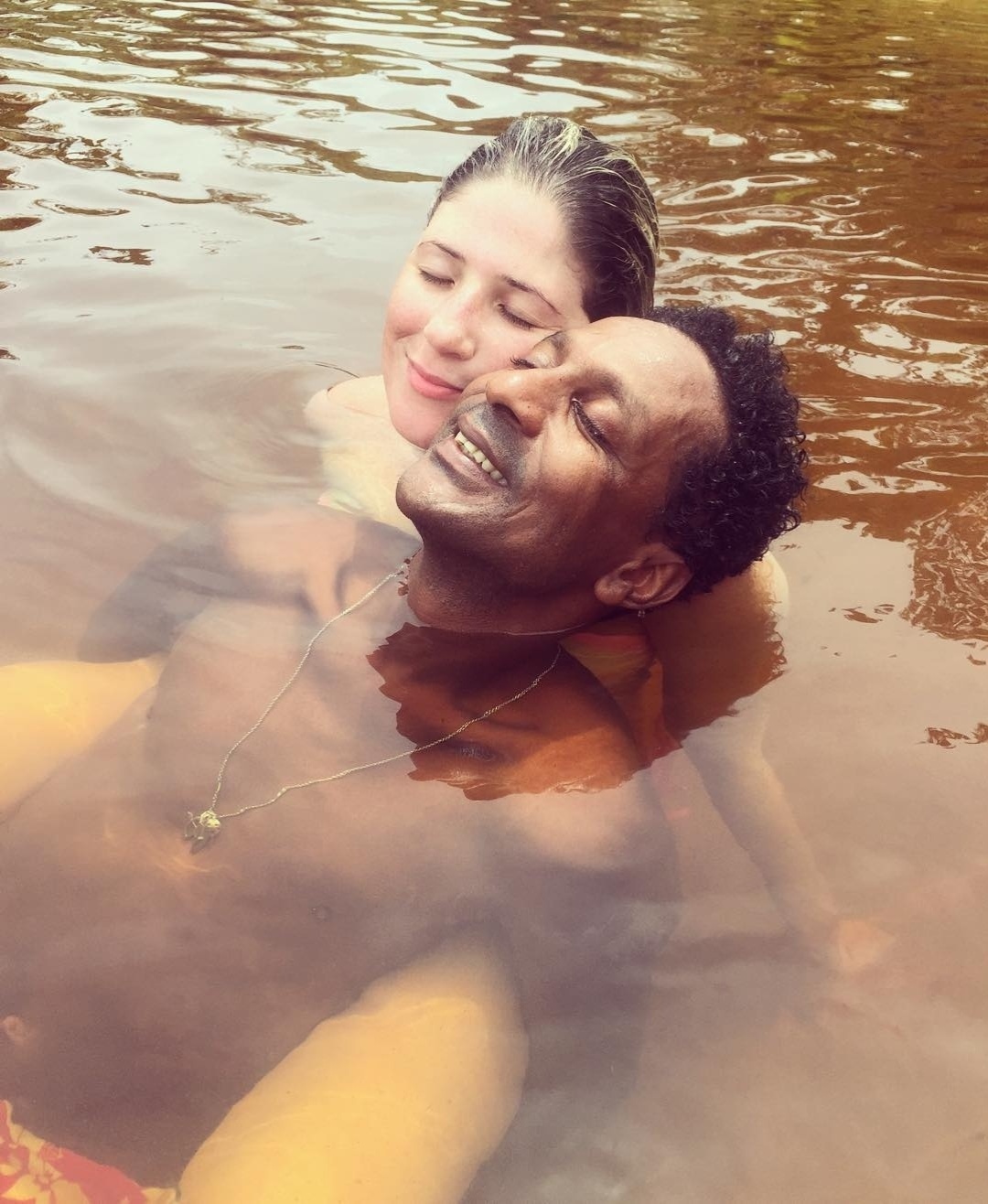 20.jan.2016 - Dani Calabresa fez uma declaração de amor ao ator Luis Miranda, seu colega de elenco no humorístico "Zorra", da Globo. A atriz publicou no Instagram uma foto com ele se refrescando em uma lagoa. "Te amo, Mirandémmmm p.s- tentei fugir da legenda 'de bôua na lagoa' mas não rolou viu galera rs", brincou a atriz - Reprodução/Instagram/calabresadani