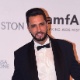 15.abr.2016 - Latino posa para fotos ao chegar no baile da amfAR em São Paulo - Léo Franco e Denilson Santos/AgNews