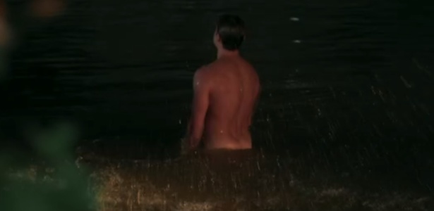 Romeu (Klebber Toledo) toma banho pelado em cena de "Êta Mundo Bom"  - Reprodução/TV Globo - Reprodução/TV Globo