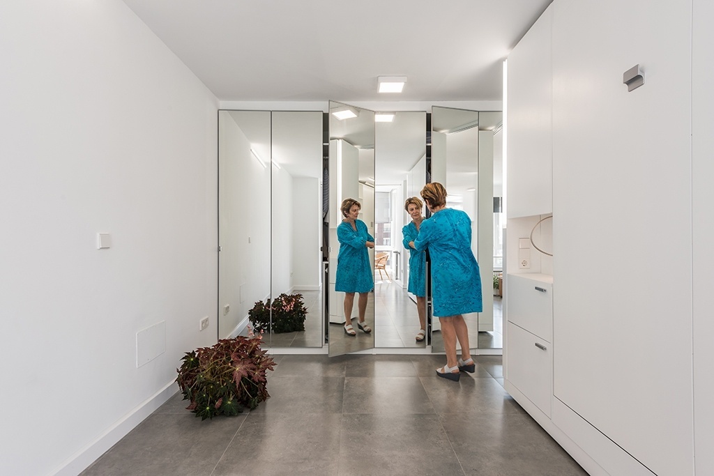 O projeto realizado pelos arquitetos do escritório PKMN buscou atender as necessidades dos moradores por espaços para armazenamento. Na foto, o closet do casal, com face espelhada - undefined