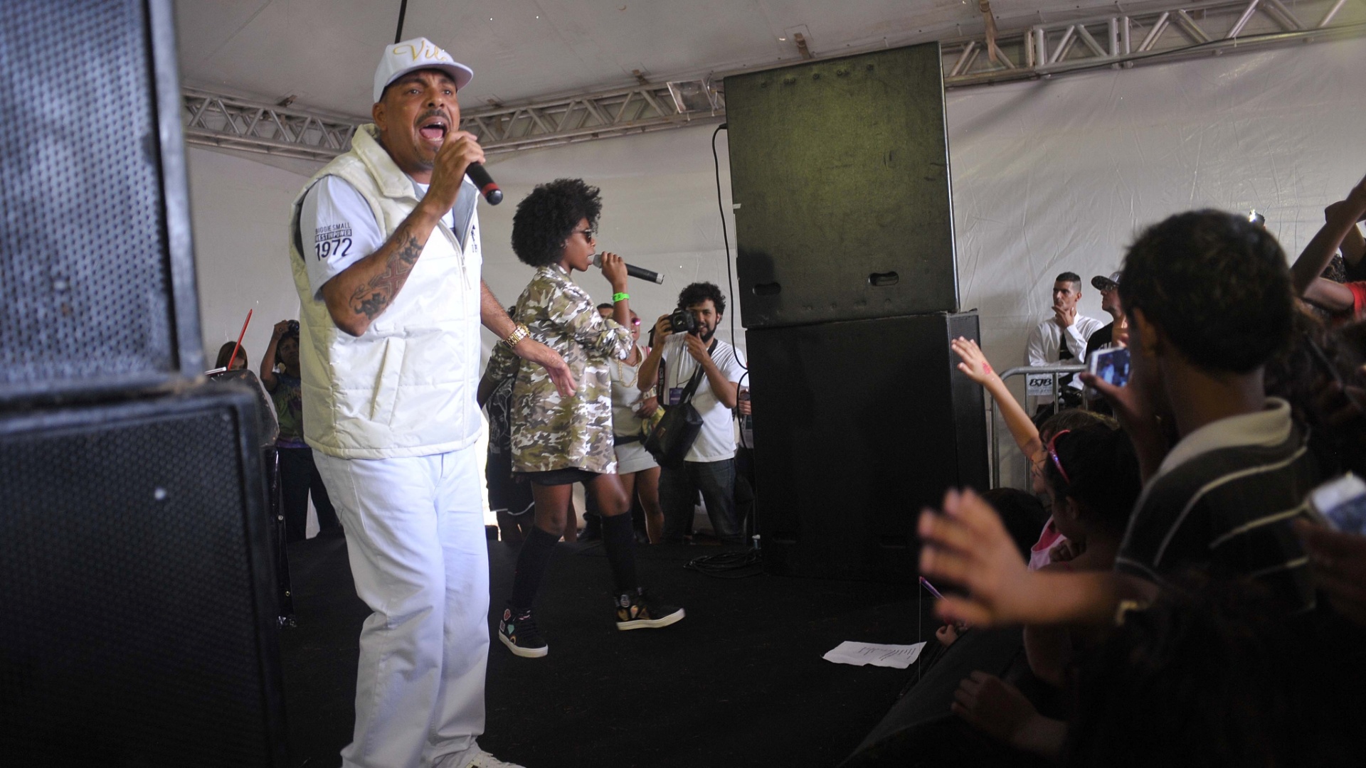 22.mai.2016 - MC Soffia se junta a Dexter para empoderar crianças em show na Virada Cultural - Reinaldo Canato/UOL