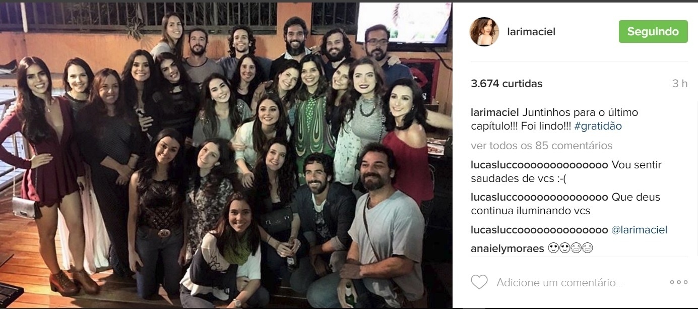 4.jun.2016 - Na noite desta segunda-feira, o elenco da segunda temporada de "Os Dez Mandamentos" se reuniu para assistir o último capítulo da novela. A foto foi compartilhada no Instagram pela atriz Larrisa Maciel, que interpretou a hebreia Miriã na trama - Reprodução /Instagram /larimaciel