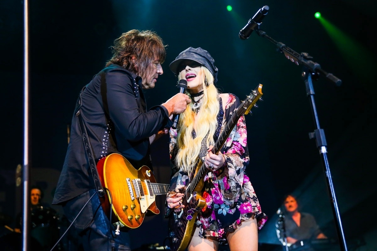8.jul.2016 - Richie Sambora, ex-guitarrista do Bon Jovi, se apresenta com namorada, a australiana Orianthi, em festival de blues, em São Paulo - Brazil News