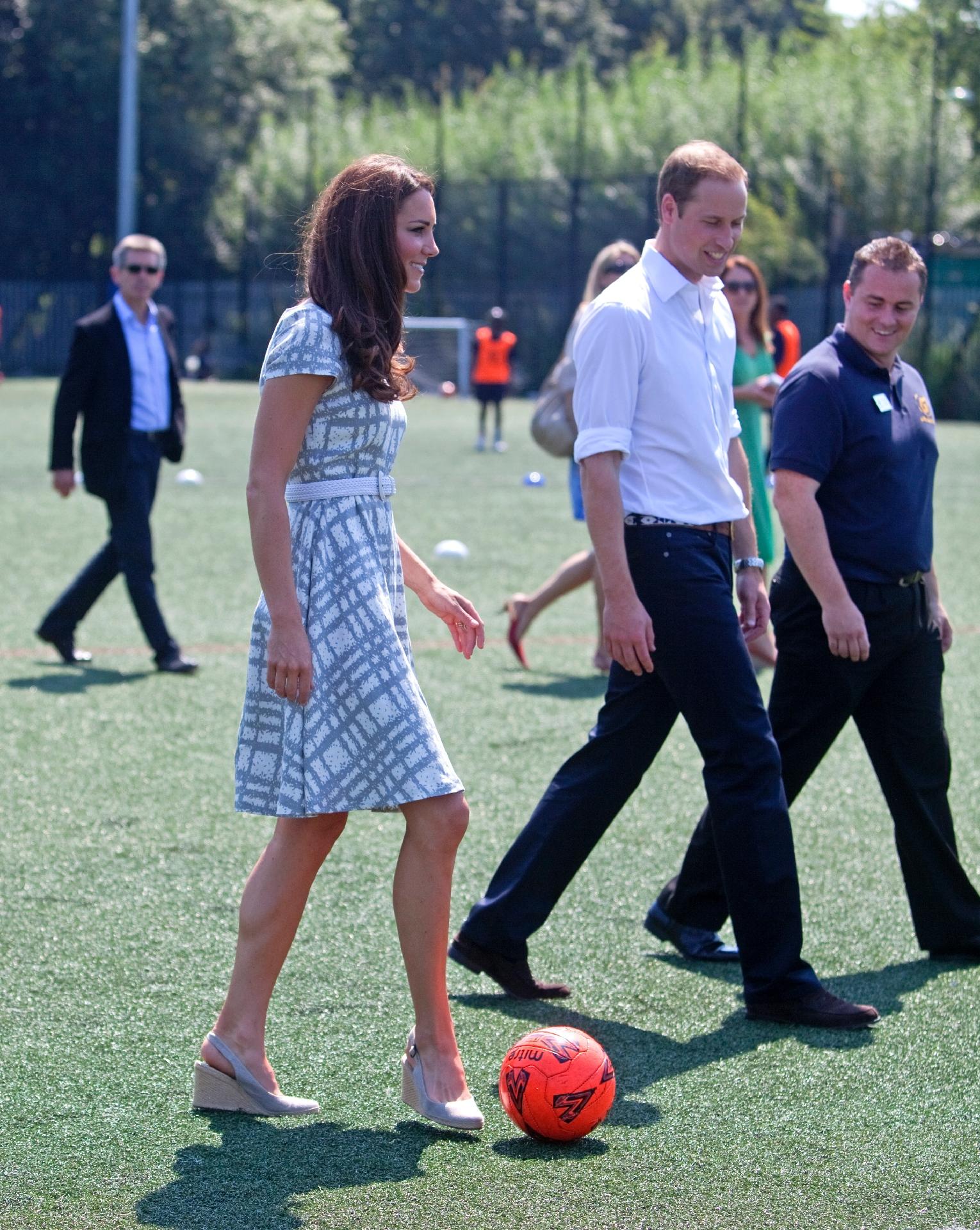 Kate Middleton jogando futebol em Bacon's College, em 2012 - Getty Images