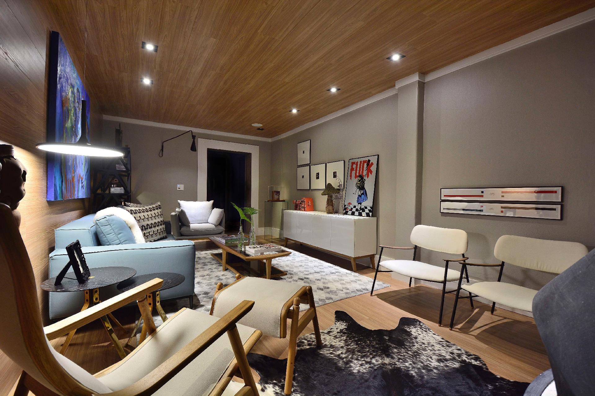 Elementos típicos das antigas casas gaúchas, como peles e réguas de madeiras, que vão do piso ao teto, são vistos no Estar do Jardim de Inverno, de Johnny Thomsen e Paula Schwartz. No espaço, entre os móveis, o destaque vai para as poltronas Delgada (à dir.), da Lattoog para a Casiere (www.casiere.com.br), e o buffet laqueado com portas revestidas de vidro branco, da Tokglass (www.tokglass.com.br) - Eduardo Liotti/ Divulgação