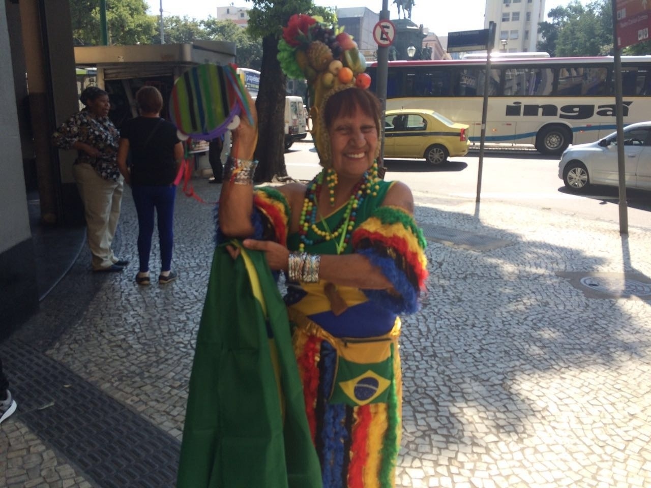 17.ago.2016 - "Chorei muito. Só me lembro do programa do Chacrinha. Ela me colocou lá em cima. Estou com 74 anos e isso me gravou muito. Sou a vovó do galo que anda com o galinho na coleira. Eu amo a vida como ela. Ela está viva lá em cima com o Chacrinha", disse a fã Maria de Lourdes Pereira da Silva - Ana Paula Bazolli