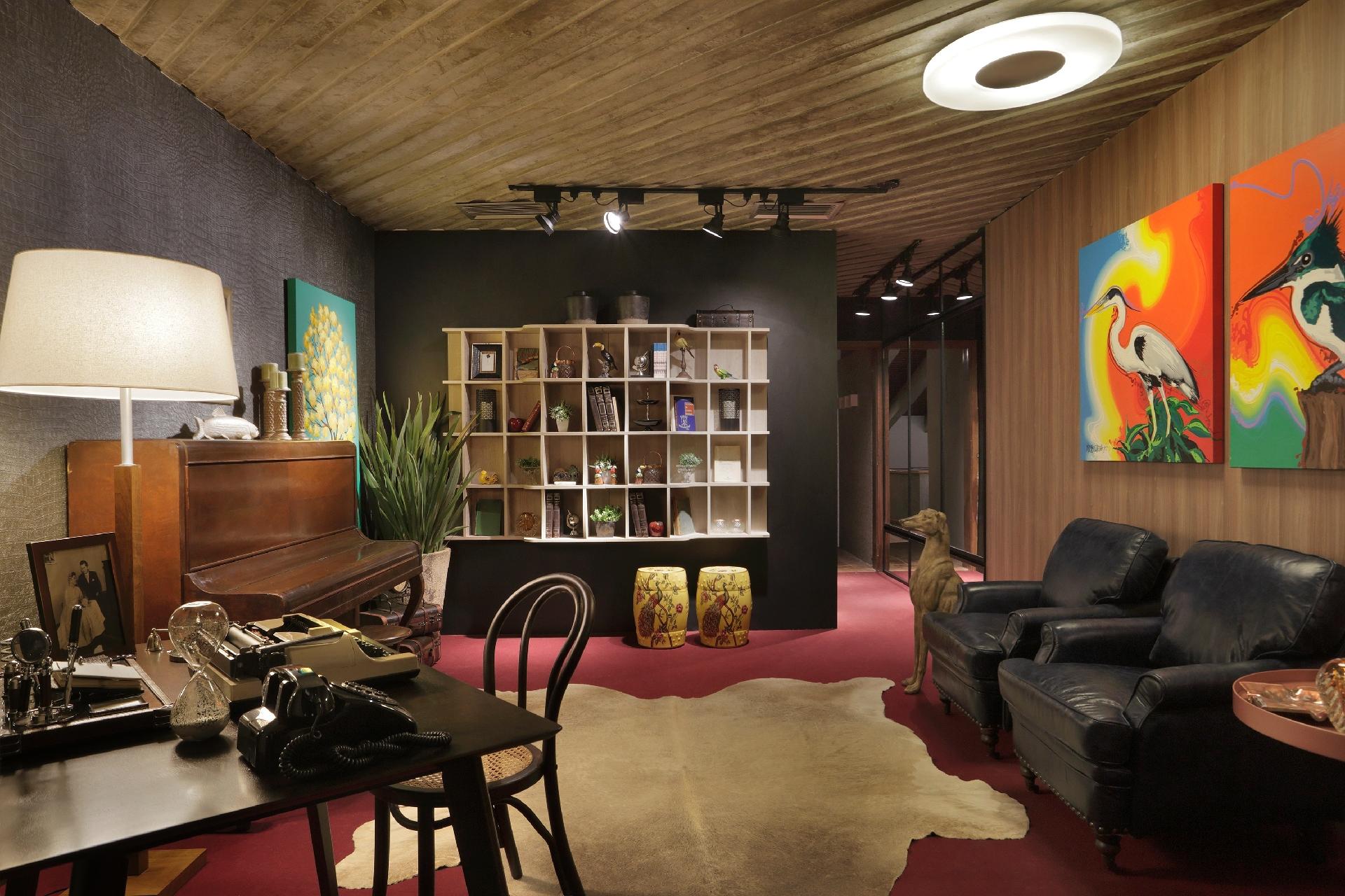 Casa Cor MS - 2016: o Escritório do Poeta, assinado por Fábio Menoncin, é uma homenagem a Otávio Gonçalves Gomes, um dos autores do Hino do Mato Grosso do Sul. O estado é lembrado também no uso da madeira em diferentes formas e textura, a exemplo da parede (à dir.) clara, lisa e brilhante. No teto, o material foi recortado e aplicado em linhas diagonais - Denilson Machado/Divulgação