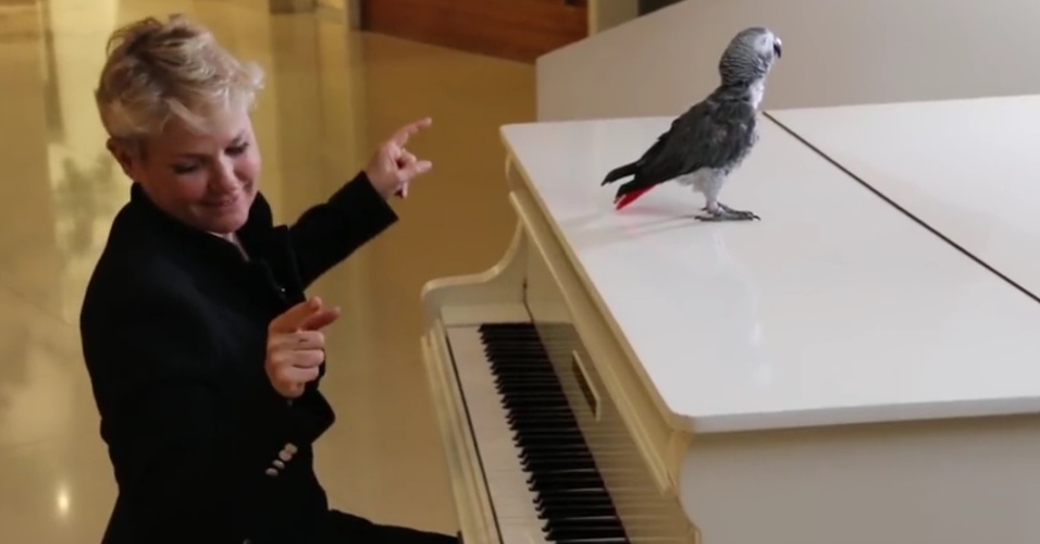 Xuxa em seu piano de cauda no primeiro vídeo do canal dela no Youtube