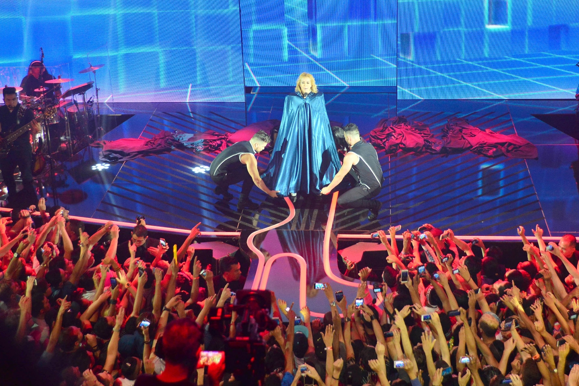 10.nov.2016 - Dançarinos ajudam a revelar Joelma por baixo de uma capa após a cantora entoar a música "Força Estranha", que abre o show que vai virar DVD - Lucas Lima/UOL