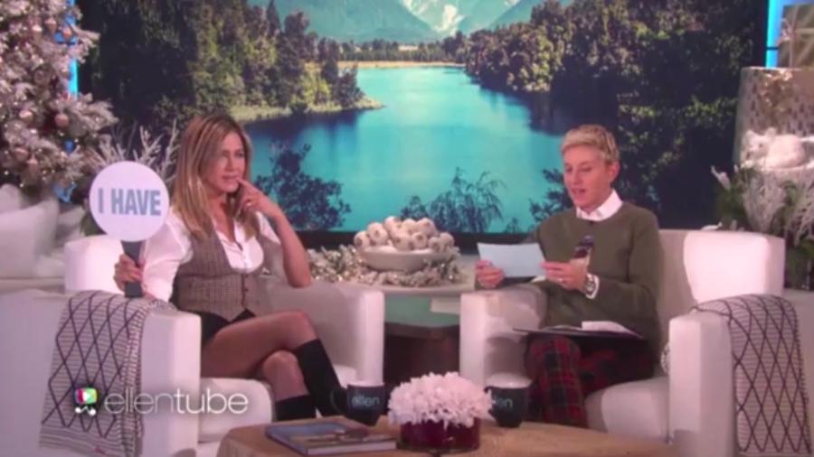 30.nov.2016 - Jennifer Aniston e Ellen DeGeneres brincam de "Eu Nunca" - Reprodução /Ellentube