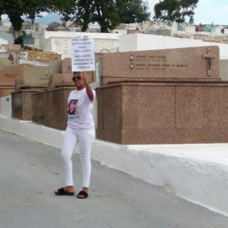 Uma das filhas de Tati Quebra Barraco segura cartaz com letra de música de MC Carol - Marcela Ribeiro/UOL - Marcela Ribeiro/UOL