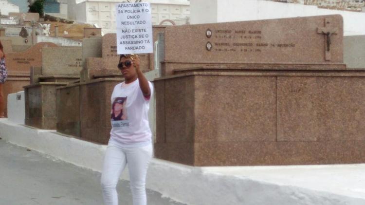 Uma das filhas de Tati Quebra Barraco segura cartaz com letra de música de MC Carol - Marcela Ribeiro/UOL - Marcela Ribeiro/UOL