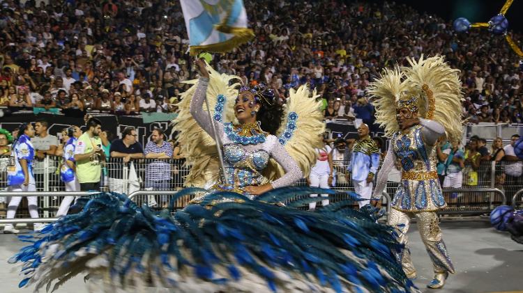 Rodrigo e Jéssica, primeiro casal da Império, passaram mal ao fim do desfile - Amanda Perobelli/UOL - Amanda Perobelli/UOL