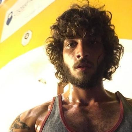 Chay Suede chamou atenção no Instagram pelos braços musculosos - Reprodução/Instagram