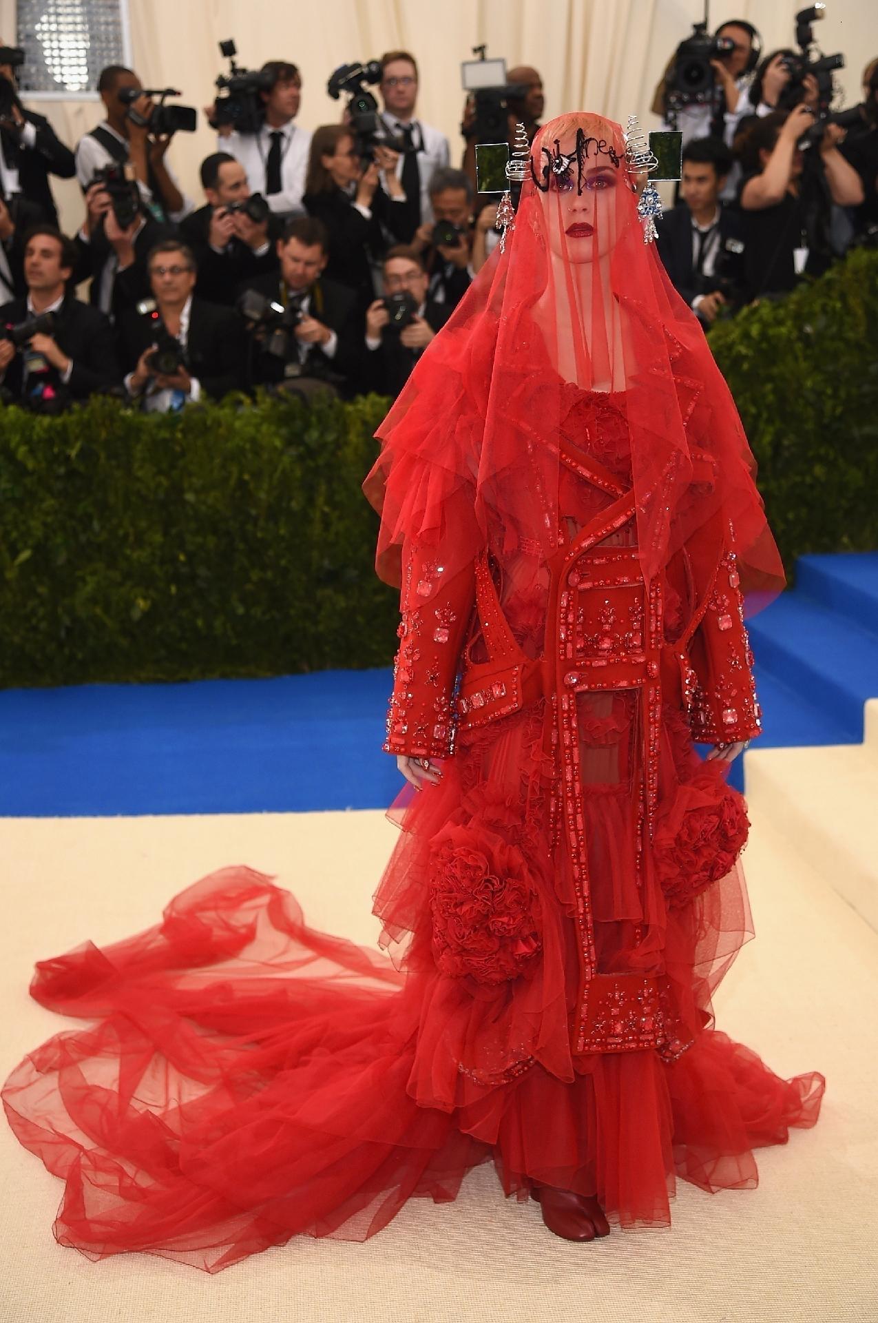 Katy Perry vai toda coberta de vermelho ao baile do Met Gala e vestido chama atenção - Getty Images