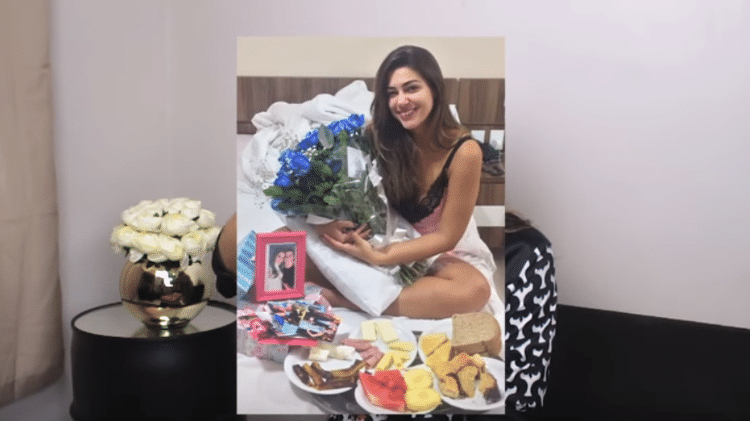 Vivian com suas rosas azuis, no dia em que foi pedida em namoro - Reprodução/Youtube - Reprodução/Youtube
